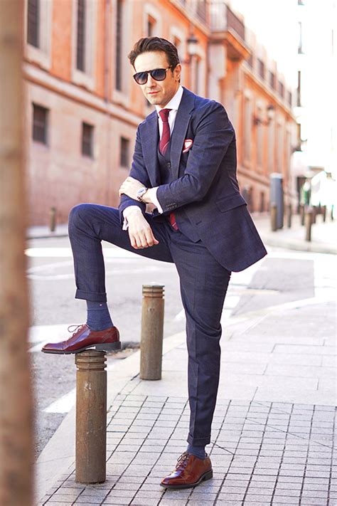 burgundy shoes with blue suit.